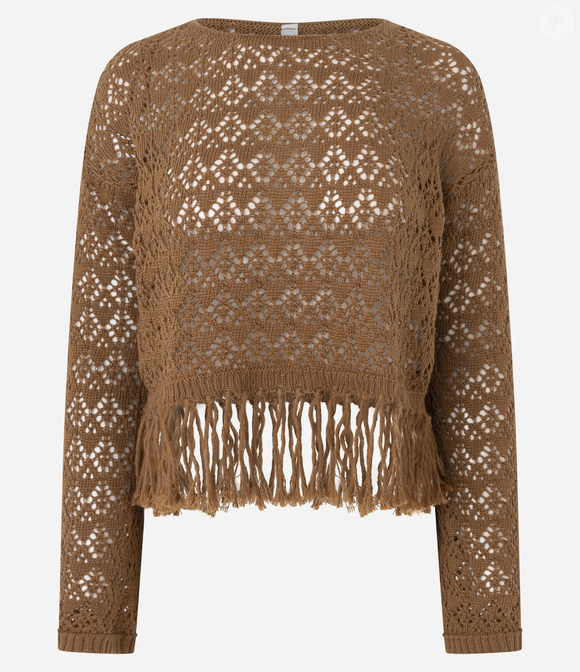 Blusa em Tricô com Ponto Aberto e Franjas na Barra, por R$ 139,90: Ideal para quem quer se proteger da brisa da praia sem abrir mão de uma produção fashionista e cheia de textura