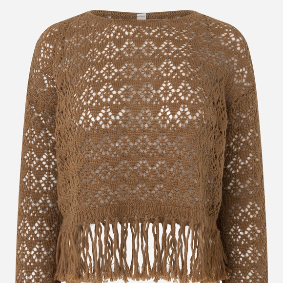 Blusa em Tricô com Ponto Aberto e Franjas na Barra, por R$ 139,90: Ideal para quem quer se proteger da brisa da praia sem abrir mão de uma produção fashionista e cheia de textura