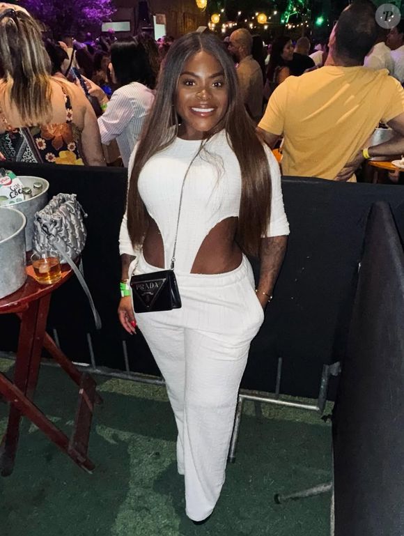 “Se me vê, não venha me pedir nada. Eu não sou obrigada a dar nada para vocês! Não é porque eu tenho dinheiro que eu tenho que ficar distribuindo dinheiro, não. Vocês têm que trabalhar!”, afirmou.