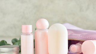 O que devo guardar na minha nécessaire? Veja a melhor forma de organizar seu acessório para viagens