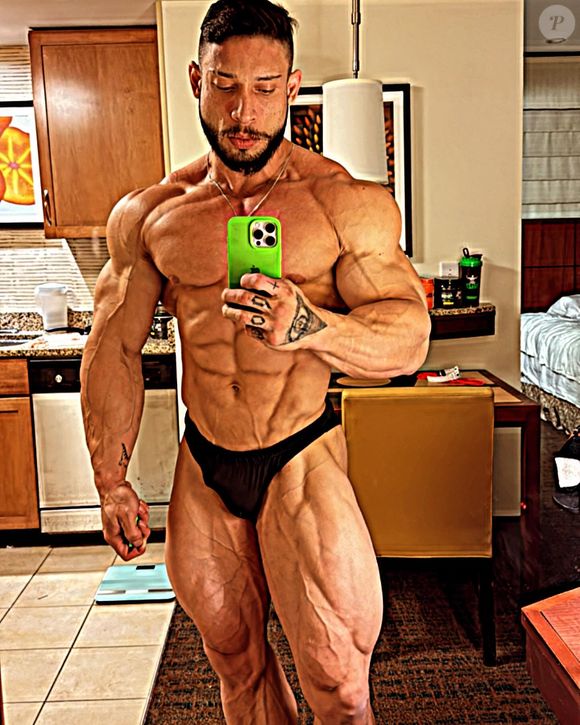 Em seguida, Ramon Dino comia duas refeições com 400g de arroz e 250g de carne. De pós-treino, duas bananas e whey protein