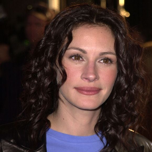 2001: de volta ao moreno cacheado, Julia Roberts impressionou com uma mudança visual