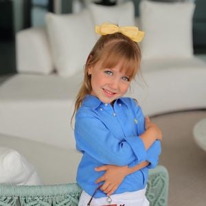 Professor aposentado da URFJ escreveu 'guilhotina' ao comentar post que trazia foto de Vicky, filha de Ana Paula Siebert, com bolsa de R$ 14 mil