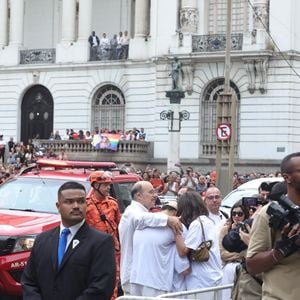 Filho de Preta Gil, Francisco Gil ganha abraço do pai, Otávio Müller, e abraça a filha, Sol de Maria, ao sair do velório da cantora