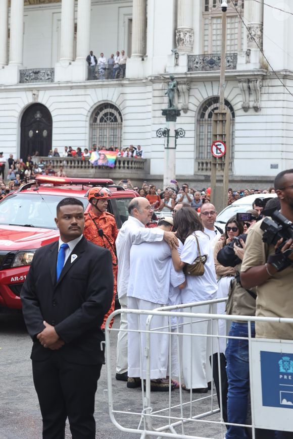 Filho de Preta Gil, Francisco Gil ganha abraço do pai, Otávio Müller, e abraça a filha, Sol de Maria, ao sair do velório da cantora