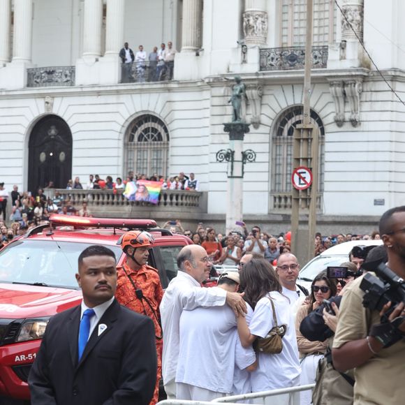 Filho de Preta Gil, Francisco Gil ganha abraço do pai, Otávio Müller, e abraça a filha, Sol de Maria, ao sair do velório da cantora