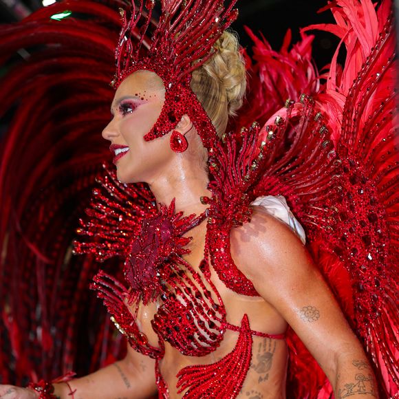 Virgínia Fonseca continua na Grande Rio! A influenciadora, que virou alvo de críticas após o desfile deste ano, teve sua permanência anunciada pela escola e movimentou as redes sociais com reações divididas