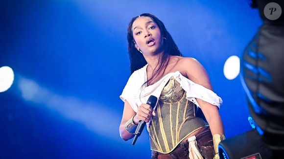 “Não estou lidando nem vendo (os comentários)”, contou IZA em entrevista ao O Globo. “Entendo que muito do que se fala é reflexo da preocupação que as pessoas têm comigo, mas há quem só queira incitar o ódio.”