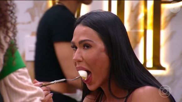 Gracyanne Barbosa come 9 ovos no 'BBB 25'