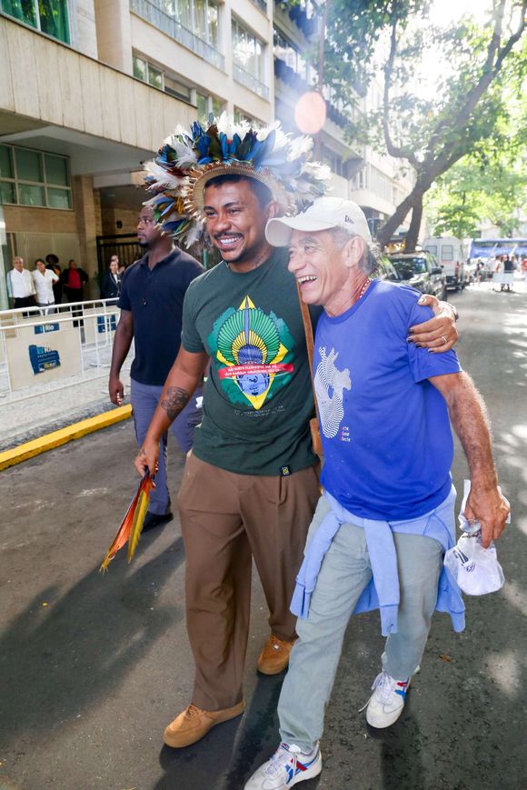Xamã encontrou Chico Diaz, companheiro da série 'Os donos do jogo', no ato político