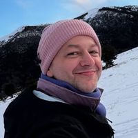 Theo está gigante! Aos 11 anos, filho de Sandy e Lucas Lima aparece em novas fotos esquiando e cabelo comprido rouba a cena