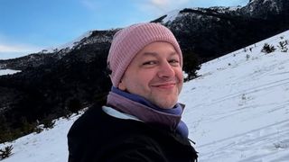 Theo está gigante! Aos 11 anos, filho de Sandy e Lucas Lima aparece em novas fotos esquiando e cabelo comprido rouba a cena