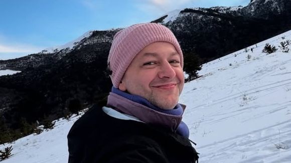 Theo está gigante! Aos 11 anos, filho de Sandy e Lucas Lima aparece em novas fotos esquiando e cabelo comprido rouba a cena