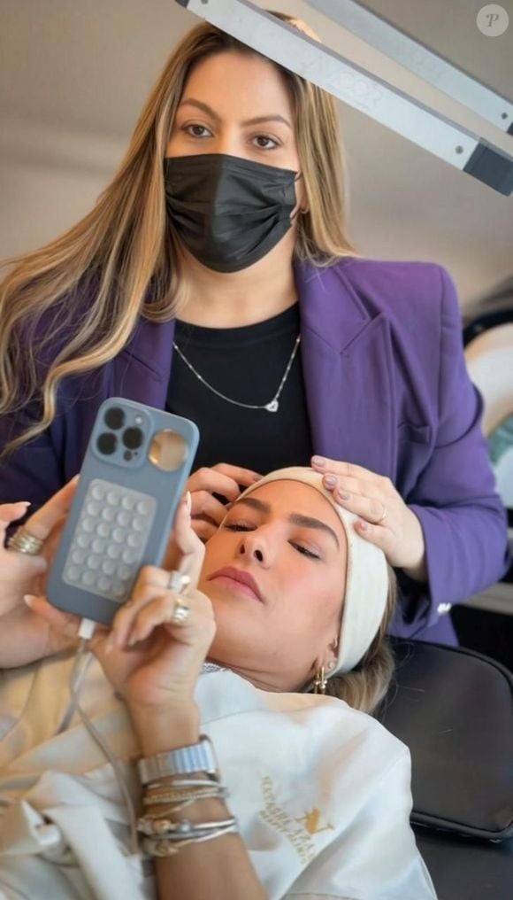 Ao Purepeople, a profissional explica que técnicas simples como massagens e cuidados diários podem transformar sobrancelhas ralas em cheias e saudáveis, sem recorrer a procedimentos invasivos.