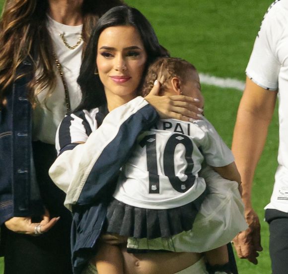 Na festa de Neymar no Santos, Nadine e Rafaella, mãe e irmã do jogador, ficaram com Helena, filha caçula dele, enquanto que em outro lado estava Bruna Biancardi, grávida pela 2ª vez do atacante