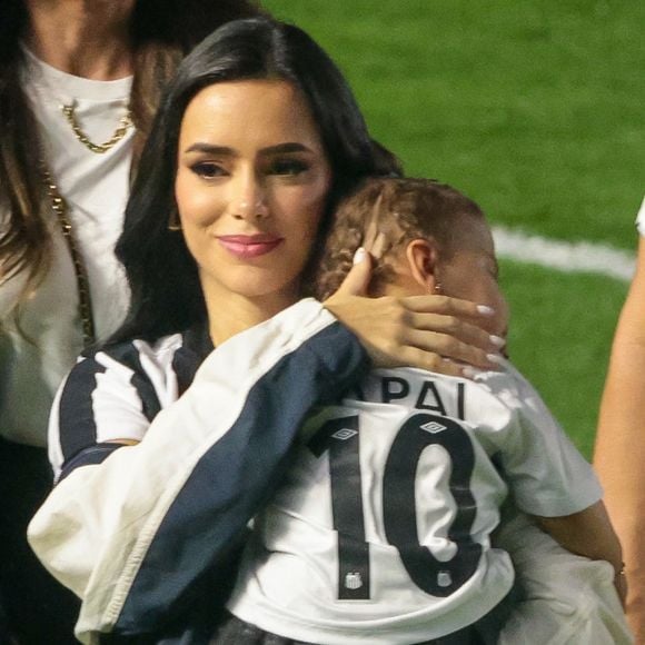 Na festa de Neymar no Santos, Nadine e Rafaella, mãe e irmã do jogador, ficaram com Helena, filha caçula dele, enquanto que em outro lado estava Bruna Biancardi, grávida pela 2ª vez do atacante