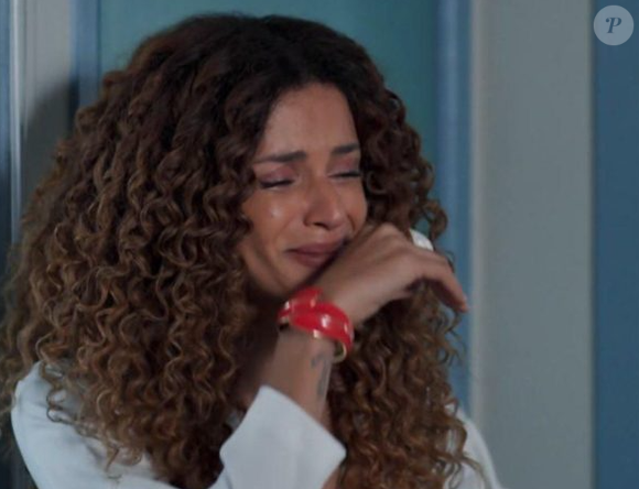 Viviane (Gabriela Loran) entra em desespero com atropelamento de Leonardo na novela 'Três Graças'