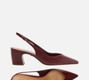 O scarpin slingback em couro bordô aposta no salto médio em bloco e na ponta fina, equilibrando elegância e conforto
