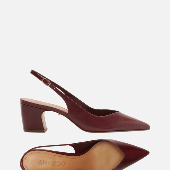 O scarpin slingback em couro bordô aposta no salto médio em bloco e na ponta fina, equilibrando elegância e conforto
