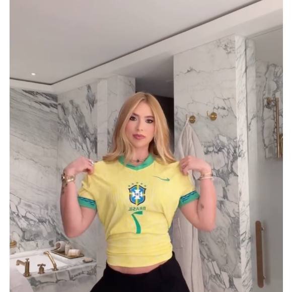 Muito além da Copa do Mundo: o tênis amarelo da Converse também funciona perfeitamente com camiseta do Brasil, como já mostrou Virginia Fonseca ao apostar em produções esportivas e estilosas que misturam conforto e tendência