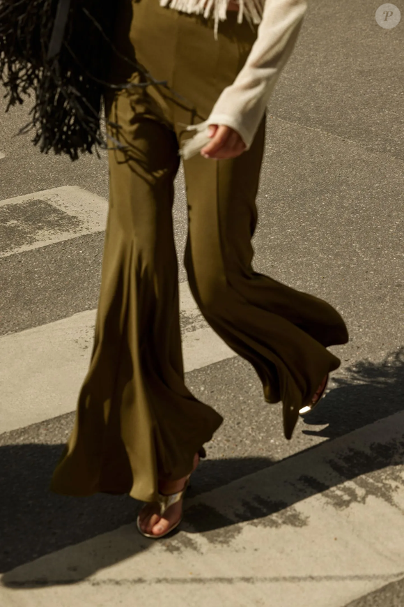 Em tom verde-azeitona, a peça ganha um ar moderno e sofisticado, perfeito para looks urbanos e fashionistas. Até o fechamento desta matéria, a calça estava disponível por R$ 169,90 na H&M