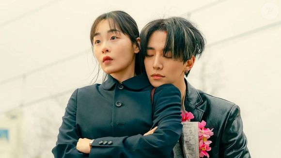 'Typhoon Family': Na crise de 1997, o herdeiro Kang Tae-pu precisa amadurecer após a morte do pai para salvar a empresa da família da falência, com a ajuda da funcionária Oh Mi-sun