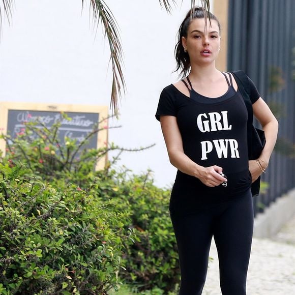 2018: com a camiseta 'Girl Power', Isis Valverde estava assim na reta final da gravidez