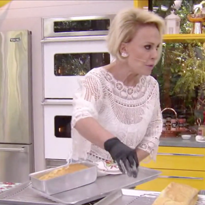 Leve ao forno pré-aquecido a 180ºC por 30 minutos ou até que a massa esteja dourada e macia