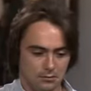 Sérgio (Paulo Guarnieri), filho de Saldanha, esconde segredo do pai, mas abre o jogo para Neiva