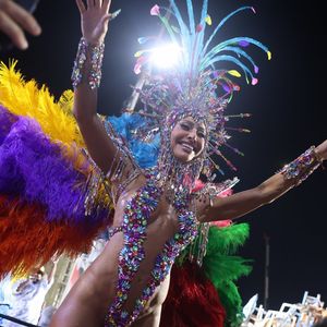 Sabrina Sato foi filmada por Nicolas Prattes enquanto se preparava para desfilar