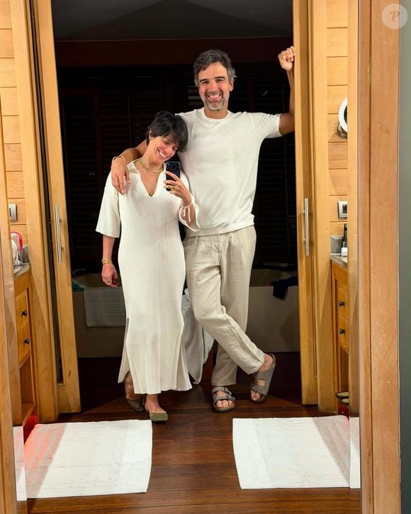 Aos 51 anos, Tadeu Schmidt exibe físico definido em novos cliques de viagem e impressiona fãs com looks combinando com a esposa