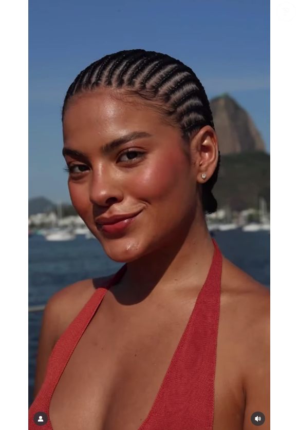 Ainda de cabelo curto, mas com tranças, Bella Campos radicalizou o visual após 'Vale Tudo'