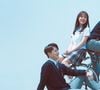 'At Eighteen': um adolescente reservado conhece colegas que também enfrentam inseguranças e conflitos pessoais. Juntos, eles descobrem os desafios e aprendizados da juventude