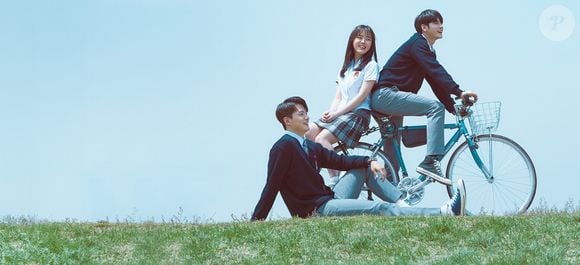'At Eighteen': um adolescente reservado conhece colegas que também enfrentam inseguranças e conflitos pessoais. Juntos, eles descobrem os desafios e aprendizados da juventude