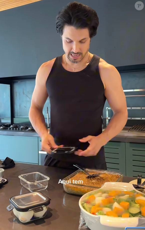 Romulo Estrela já viralizou mostrando o que coloca em sua marmita, destacando a cozinha de fundo