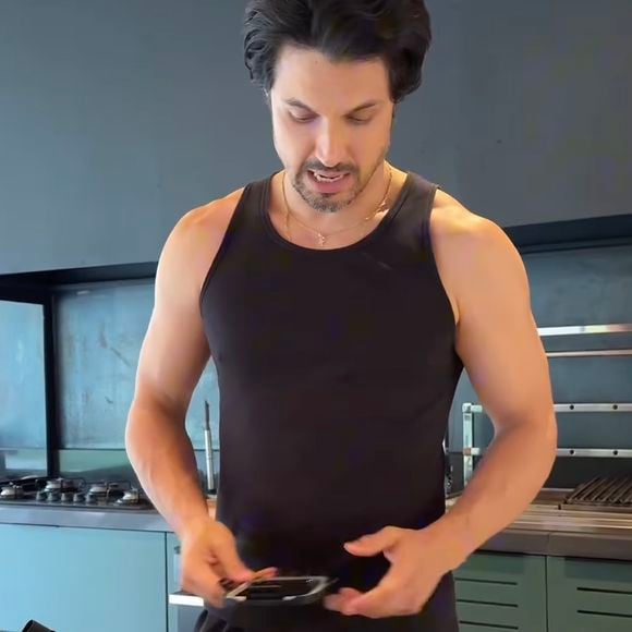 Romulo Estrela já viralizou mostrando o que coloca em sua marmita, destacando a cozinha de fundo