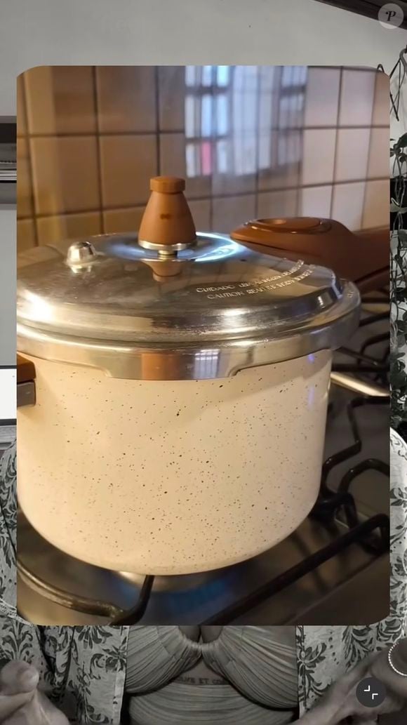 Segundo o relato publicado por Kariny Elias, a descoberta do tônico aconteceu após uma conversa sobre ervas, plantas e produtos naturais para fortalecimento capilar com Cida, conhecida por sua sabedoria ancestral na Chapada dos Veadeiros