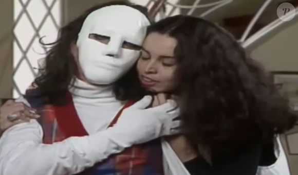 Após o acidente grave que causou sérios danos ao seu rosto, Mascarado/Adonai passou a usar uma máscara branca.