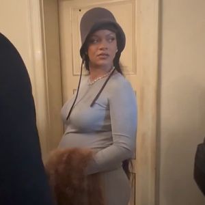 A novidade foi compartilhada por meio de uma publicação no Instagram, com uma foto emocionante em que Rihanna aparece segurando a bebê no colo.