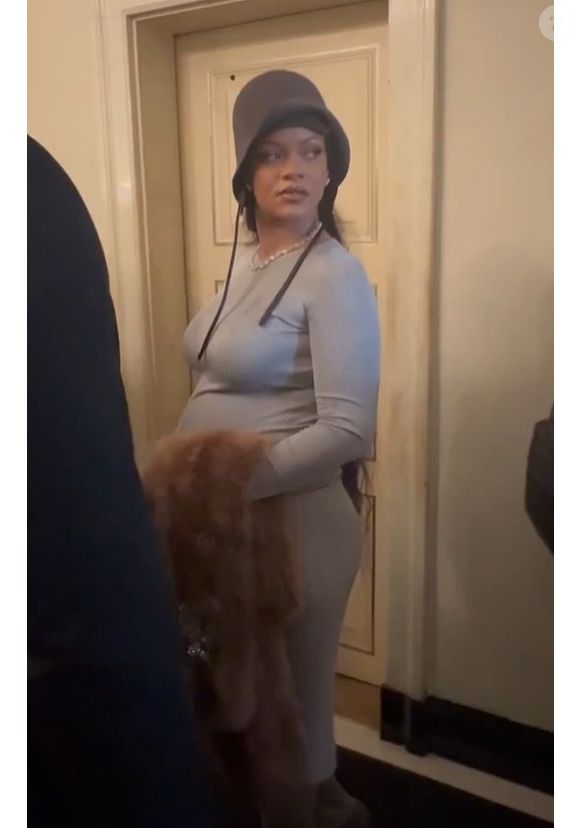 A novidade foi compartilhada por meio de uma publicação no Instagram, com uma foto emocionante em que Rihanna aparece segurando a bebê no colo.