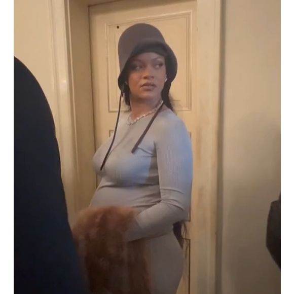 A novidade foi compartilhada por meio de uma publicação no Instagram, com uma foto emocionante em que Rihanna aparece segurando a bebê no colo.