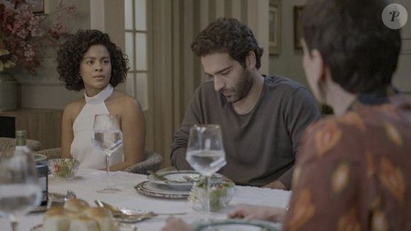 Celina (Malu Galli) confronta Maria de Fátima (Bella Campos) por mentir para Afonso (Humberto Carrão)