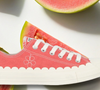 O novo Converse na cor 'mousse de goiaba com leite condensado' conquistou as apaixonadas por moda ao unir visual romântico, detalhes florais e conforto para os looks de Outono-Inverno com vestidos e calças largas