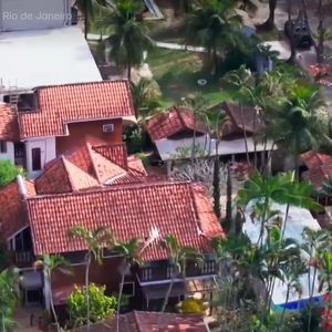A casa exuberante de Ary Fontoura em bairro nobre do RJ é cercada de muito verde