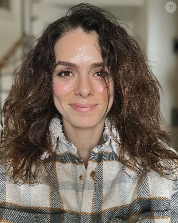 A atriz Özge Özpirinçci interpreta "Zeynep" na novela turca "Novamente Apaixonados"