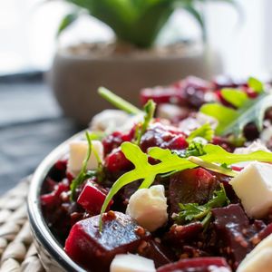 Salada de beterraba e rúcula com queijo de cabra e ervas é fina, mas trabalhosa e conquista qualquer um