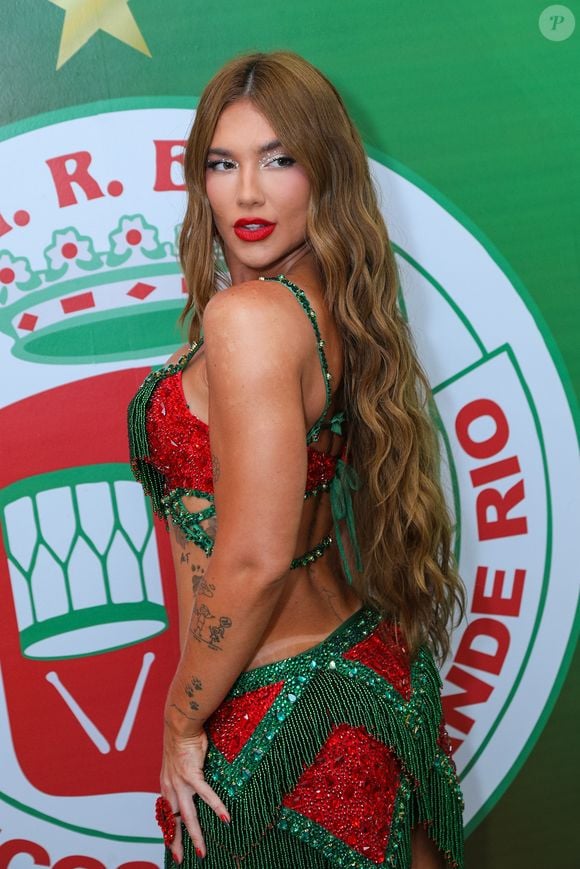 Virgínia Fonseca chegou na quadra da Grande Rio já mostrando muita beleza e sensualidade