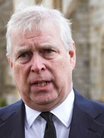 Sem regalias na cadeia, Andrew é preso no dia do aniversário em acusação do Caso Epstein; Rei Charles III apoia ação contra o irmão. Detalhes!