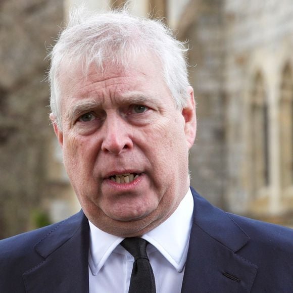 Sem regalias na cadeia, Andrew é preso no dia do aniversário em acusação do Caso Epstein; Rei Charles III apoia ação contra o irmão. Detalhes!