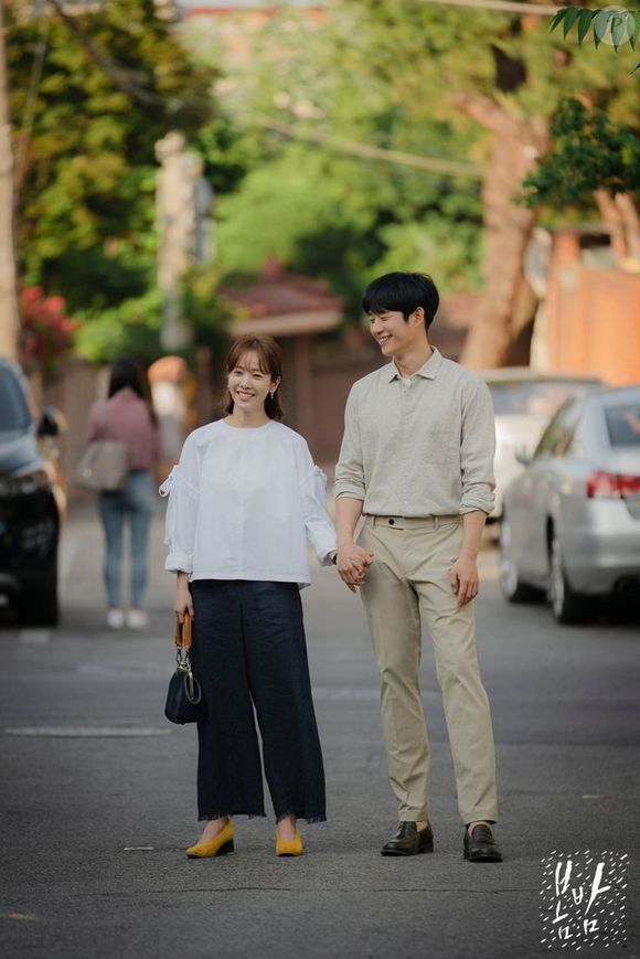 'Uma Noite de Primavera' conta a história de uma mulher em um relacionamento monótono que conhece um farmacêutico, que é pai solteiro